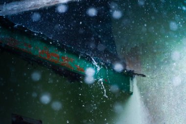 Yağmurda ıslanan bir evin atmosferi arka plan olarak uygundur.