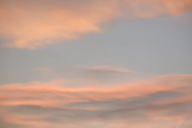 Alacakaranlık gökyüzünün turuncu bulutlu fotoğrafı