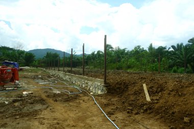 Beton ve ahşaptan yapılma tamamlanmamış mimari binalar