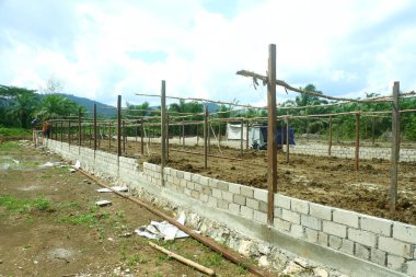 Beton ve ahşaptan yapılma tamamlanmamış mimari binalar