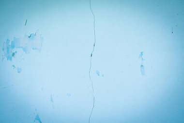 Soyut arkaplan biraz soyulmuş mavi bir duvar dokusu.