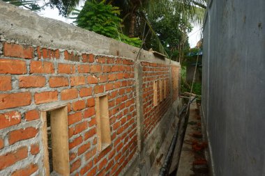 Tuğlalardan yapılmış duvar çiti henüz tamamlanmadı.