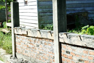 Tamamlanmamış beton duvar çiti