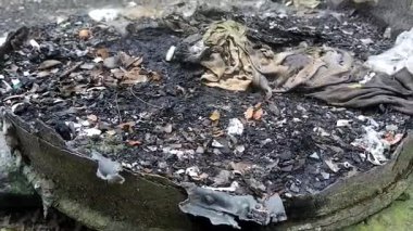 Küle dönüşmüş ve yanmış plastik atıkların kapatılması.
