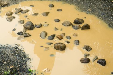 Yağmurdan sonra kırsal alanda çamurlu ve çukurlu yol, çok çamurlu yol.