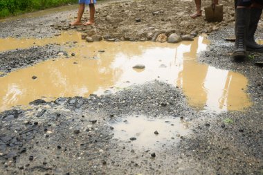 Yağmurdan sonra kırsal alanda çamurlu ve çukurlu yol, çok çamurlu yol.
