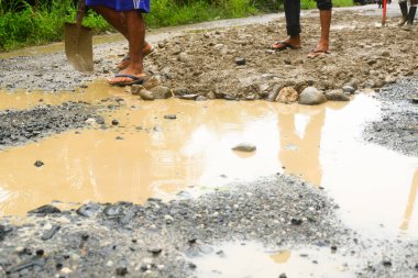 Yağmurdan sonra kırsal alanda çamurlu ve çukurlu yol, çok çamurlu yol.
