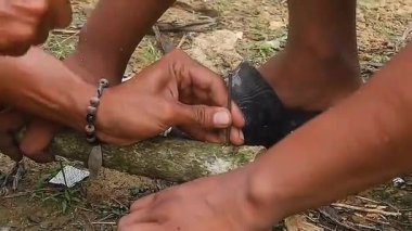 Bir insanın eli çekiç kullanarak tahtayı çiviliyor. Marangozluk kavramı için uygun