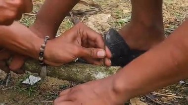 Bir insanın eli çekiç kullanarak tahtayı çiviliyor. Marangozluk kavramı için uygun