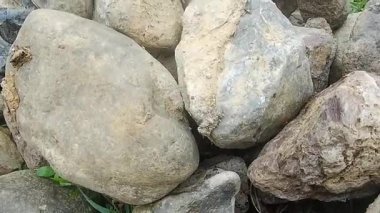 Yapı malzemesi olarak kullanılan taş yığınları