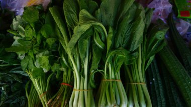 Yerel bir markette sebze ve kabak çeşitleri