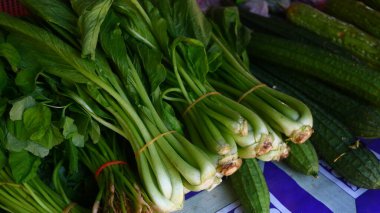 Yerel bir markette sebze ve kabak çeşitleri