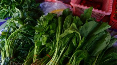 Yerel bir markette sebze ve kabak çeşitleri