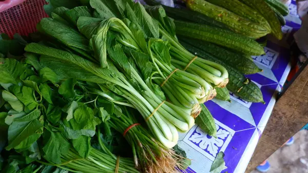 Yerel bir markette sebze ve kabak çeşitleri