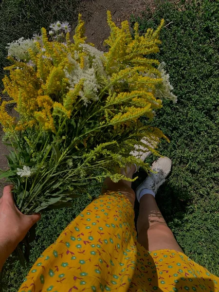 女性的手牵着一束花 一束野花 — 图库照片