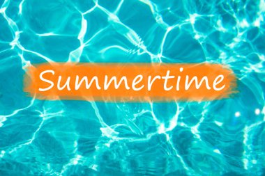 Yüzme havuzu suyu ve güneş yüzeyine yansıyan güneş hakkındaki 