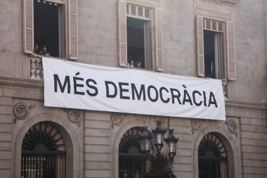 Barselona, İspanya - 24 Eylül 2017 Banner Sant Jaume Meydanı, Barcelona 'daki La Merce şenliklerinde 