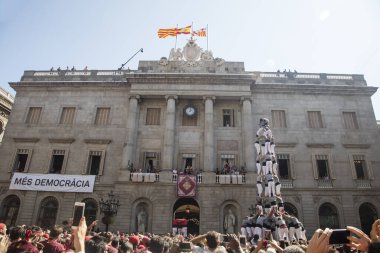 Barselona, İspanya - 24 Eylül 2017 Sant Jaume Meydanı, Barcelona 'daki La Merce şenliklerinde Casteller etkinlikleri.