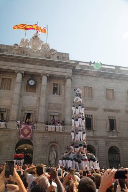 Barselona, İspanya - 24 Eylül 2017 Sant Jaume Meydanı, Barcelona 'daki La Merce şenliklerinde Casteller etkinlikleri.
