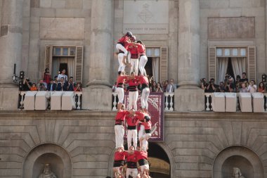 Barselona, İspanya - 24 Eylül 2017 Sant Jaume Meydanı, Barcelona 'daki La Merce şenliklerinde Casteller etkinlikleri.