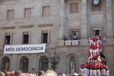 Barselona, İspanya - 24 Eylül 2017 Sant Jaume Meydanı, Barcelona 'daki La Merce şenliklerinde Casteller etkinlikleri.