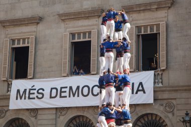 Barselona, İspanya - 24 Eylül 2017 Sant Jaume Meydanı, Barcelona 'daki La Merce şenliklerinde Casteller etkinlikleri.