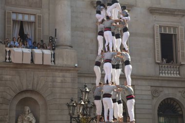 Barselona, İspanya - 24 Eylül 2017 Sant Jaume Meydanı, Barcelona 'daki La Merce şenliklerinde Casteller etkinlikleri.