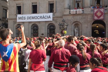 Barselona, İspanya - 24 Eylül 2017 Sant Jaume Meydanı, Barcelona 'daki La Merce şenliklerinde Casteller etkinlikleri.
