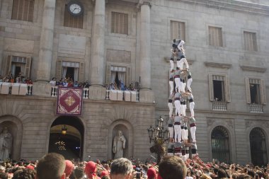 Barselona, İspanya - 24 Eylül 2017 Sant Jaume Meydanı, Barcelona 'daki La Merce şenliklerinde Casteller etkinlikleri.