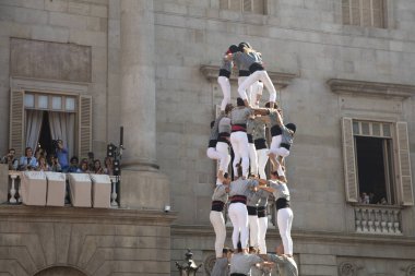 Barselona, İspanya - 24 Eylül 2017 Sant Jaume Meydanı, Barcelona 'daki La Merce şenliklerinde Casteller etkinlikleri.