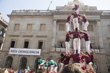 Barselona, İspanya - 24 Eylül 2017 Sant Jaume Meydanı, Barcelona 'daki La Merce şenliklerinde Casteller etkinlikleri.