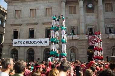 Barselona, İspanya - 24 Eylül 2017 Sant Jaume Meydanı, Barcelona 'daki La Merce şenliklerinde Casteller etkinlikleri.