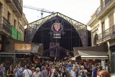 Barcelona, İspanya - 26 Eylül 2016: Barcelona, Katalonya, İspanya 'daki Boqueria Pazarı manzarası