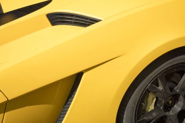 Barselona, İspanya - 5 Ekim 2016: İspanya 'nın Barselona kentindeki Maremagnum alışveriş merkezinin önünde sergilenen Lamborghini' nin yeni modelinin ayrıntıları.