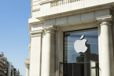 Barselona, İspanya - 28 Eylül 2016: Barcelona 'da bulunan Katalonya Meydanı' ndaki Apple Store (Plaza Catalunya) neoklasik mimari binası.