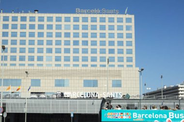 Barselona, İspanya - 27 Eylül. 2016: Barcelona 'da Barcelo Sants tren istasyonu inşaatı ve şehri turistlere gösteren turistik bir otobüs. Sants İstasyonu, Barselona 'nın ana tren istasyonudur..