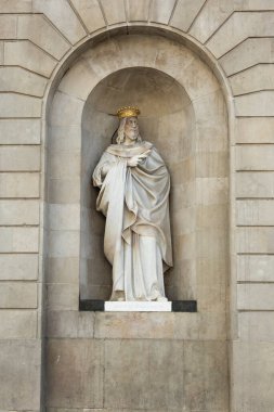 Fetih Sant Jaume (Aziz James) heykeli, İspanya 'nın Katalonya kentindeki Barcelona İl Meclisi' nin ön cephesine yerleştirildi..