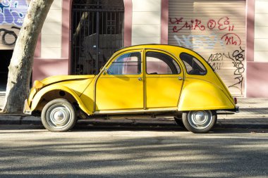 Barselona, İspanya - 28 Eylül. 2016: Eski kronometre Citroen 2CV şehir sokağına park edildi.