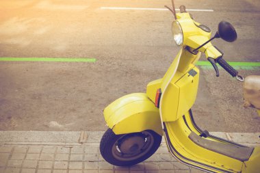 Barselona, İspanya 'da sokağa park edilmiş eski model scooter' ın ayrıntıları.