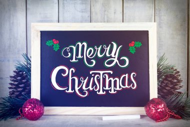 Ahşap bir arka plan ve metin üzerinde yazılı noel dekorasyonu ile Chalkboard ,.