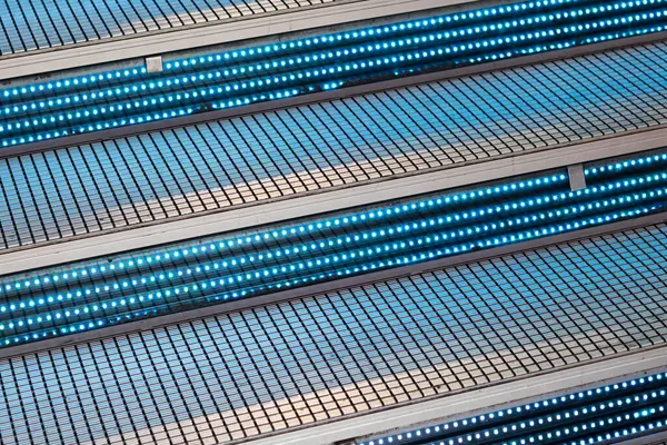 Birçok LED ampulle aydınlatılmış merdivenlerin ayrıntıları.