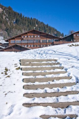 Geleneksel İsviçre evi kışın karlı.