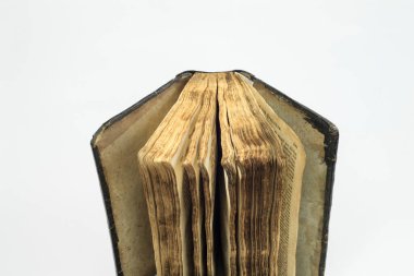 İzole beyaz arka plan ile eski antik kitabın sayfaları detay