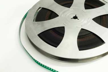 Beyaz izole arkaplanda film makarasının ayrıntıları.