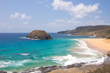 Turkuaz denizin ve Fernando de Noronha, Brezilya için güneşli bir plaj güzel manzara