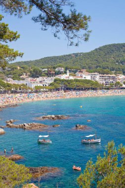 Yazın Llafranc, Girona, Katalonya, İspanya 'daki sahil manzarası