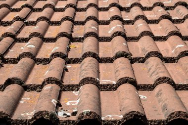 Kırsal bir evin çatısındaki kahverengi fayansların ayrıntıları.