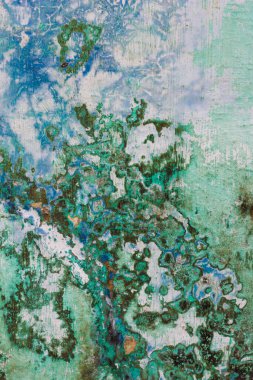 Grunge ve eski hasarlı duvar renkli soyut bir kompozisyon oluşturuyor.