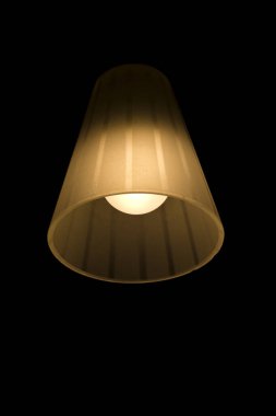 Karanlıkta parlayan ampullü lamba.