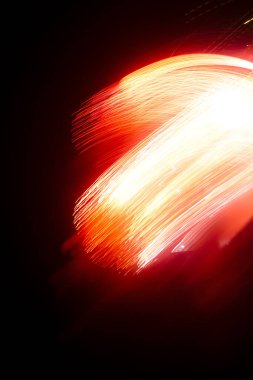 Karanlıkta Işık Sanatı Fotoğrafçılığı. Hareket halindeki ışığın ürettiği renkli ve bulanık efektler.